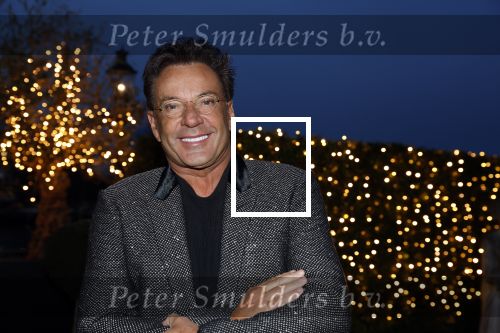 Aalsmeer 22 december 2021
Gerard Joling in de tuin van zijn huis met kerstversiering.