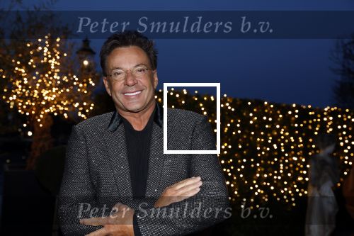 Aalsmeer 22 december 2021
Gerard Joling in de tuin van zijn huis met kerstversiering.