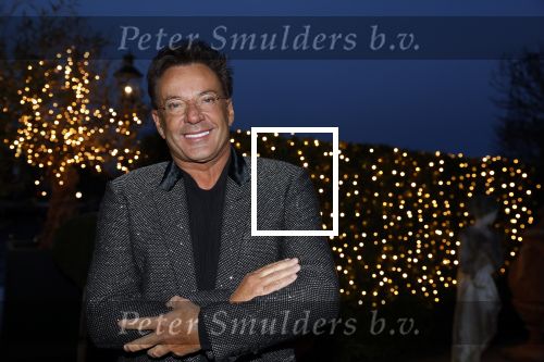Aalsmeer 22 december 2021
Gerard Joling in de tuin van zijn huis met kerstversiering.
