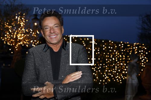 Aalsmeer 22 december 2021
Gerard Joling in de tuin van zijn huis met kerstversiering.