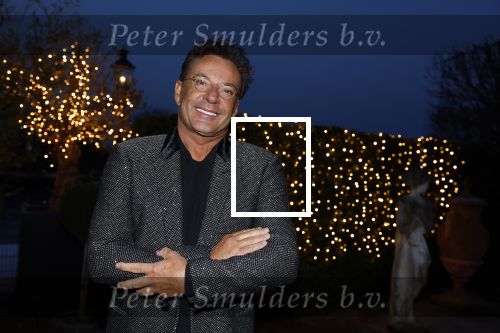 Aalsmeer 22 december 2021
Gerard Joling in de tuin van zijn huis met kerstversiering.