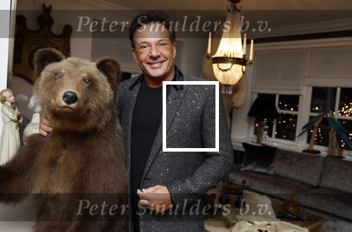 Aalsmeer 22 december 2021
Gerard Joling in de tuin van zijn huis met kerstversiering.