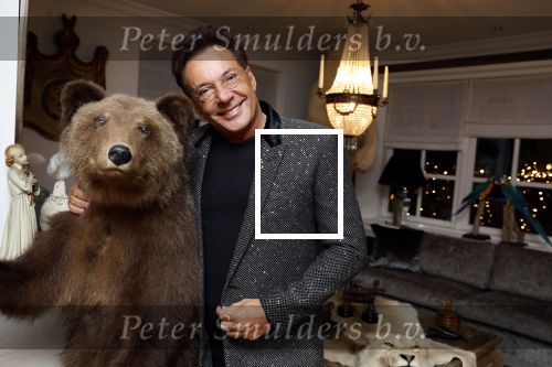 Aalsmeer 22 december 2021
Gerard Joling in de tuin van zijn huis met kerstversiering.