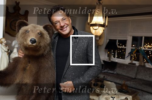 Aalsmeer 22 december 2021
Gerard Joling in de tuin van zijn huis met kerstversiering.