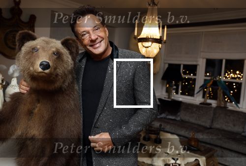 Aalsmeer 22 december 2021
Gerard Joling in de tuin van zijn huis met kerstversiering.