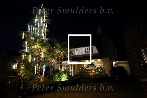 Aalsmeer 22 december 2021
Gerard Joling in de tuin van zijn huis met kerstversiering.