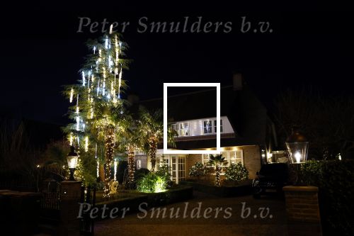 Aalsmeer 22 december 2021
Gerard Joling in de tuin van zijn huis met kerstversiering.
