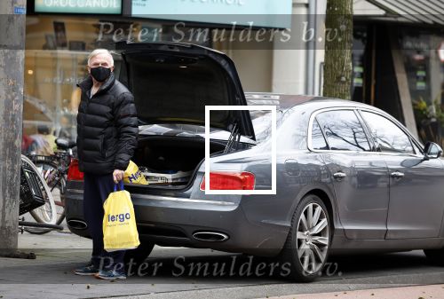 Amsterdam 4 januari 2021
Harry mens doet boodschappen op de beethovenstraat