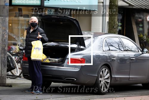 Amsterdam 4 januari 2021
Harry mens doet boodschappen op de beethovenstraat