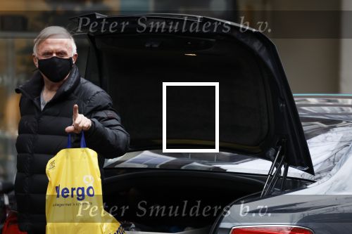 Amsterdam 4 januari 2021
Harry mens doet boodschappen op de beethovenstraat