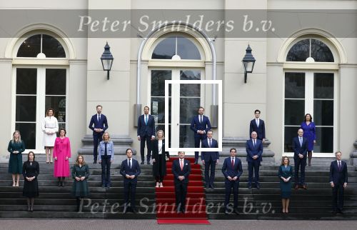 Den haag 10 januari 2022
Balkonscene nieuwe kabinet op paleis Noordeinde.
Koning Willem Alexander Mark Rutte Wopke Hoekstra Hugo de Jonge Kasja ollongren Liesje Schreinemacher Franc Weerwind Dilan Yesilgoz Hanke Bruins Robbert Dijkgraaf Dennis Wiersma Mark Harbers Micky Adriaansens Rob Jetten Henk Staghouwer Christianne v d Wal Karien v Gennip Carola Schouten Ernst Kuipers en Conny Helder .