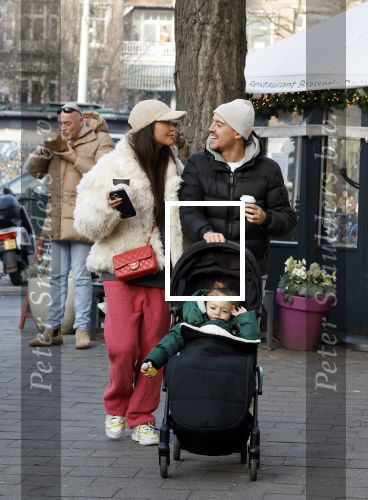 Amsterdam 22 december 2021
Lil Kleine en jaimie Vaes met hun zoon Lion op de cofnelis schuytstraat.