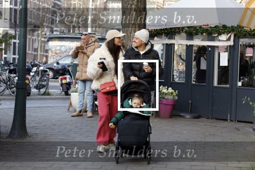 Amsterdam 22 december 2021
Lil Kleine en jaimie Vaes met hun zoon Lion op de cofnelis schuytstraat.