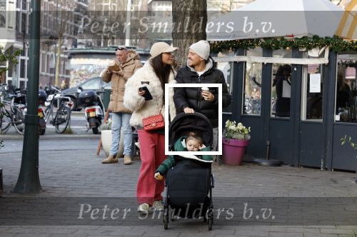Amsterdam 22 december 2021
Lil Kleine en jaimie Vaes met hun zoon Lion op de cofnelis schuytstraat.