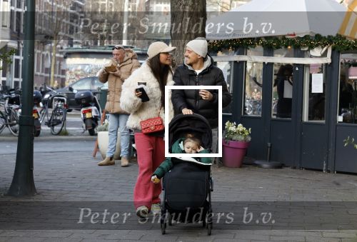 Amsterdam 22 december 2021
Lil Kleine en jaimie Vaes met hun zoon Lion op de cofnelis schuytstraat.