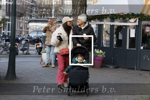 Amsterdam 22 december 2021
Lil Kleine en jaimie Vaes met hun zoon Lion op de cofnelis schuytstraat.