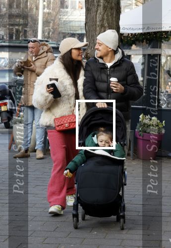 Amsterdam 22 december 2021
Lil Kleine en jaimie Vaes met hun zoon Lion op de cofnelis schuytstraat.