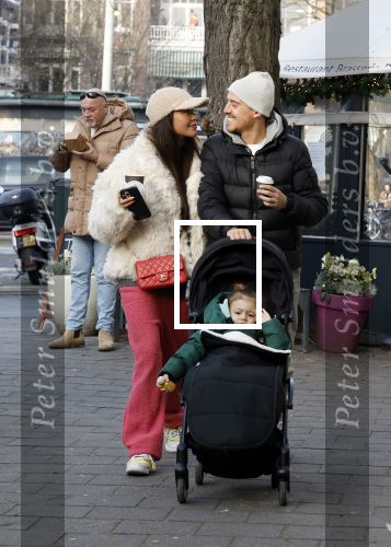Amsterdam 22 december 2021
Lil Kleine en jaimie Vaes met hun zoon Lion op de cofnelis schuytstraat.