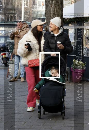 Amsterdam 22 december 2021
Lil Kleine en jaimie Vaes met hun zoon Lion op de cofnelis schuytstraat.
