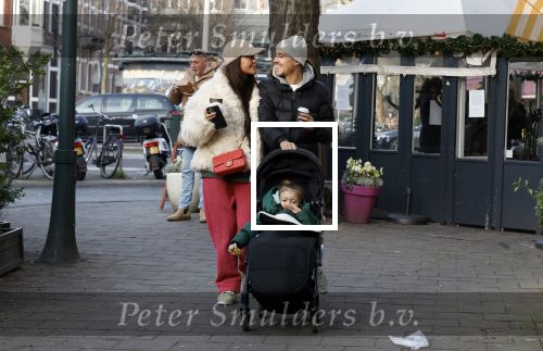Amsterdam 22 december 2021
Lil Kleine en jaimie Vaes met hun zoon Lion op de cofnelis schuytstraat.