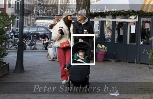 Amsterdam 22 december 2021
Lil Kleine en jaimie Vaes met hun zoon Lion op de cofnelis schuytstraat.