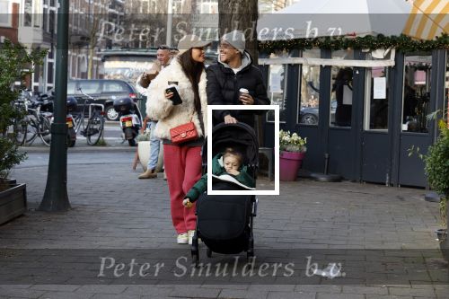 Amsterdam 22 december 2021
Lil Kleine en jaimie Vaes met hun zoon Lion op de cofnelis schuytstraat.