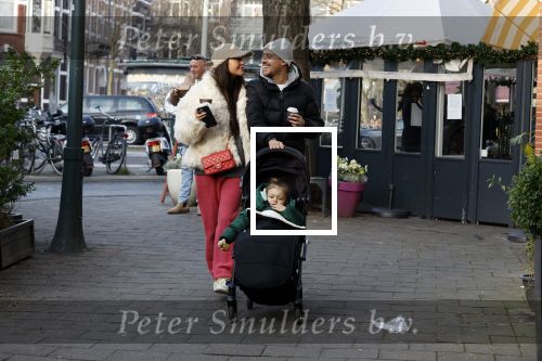 Amsterdam 22 december 2021
Lil Kleine en jaimie Vaes met hun zoon Lion op de cofnelis schuytstraat.