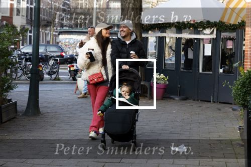 Amsterdam 22 december 2021
Lil Kleine en jaimie Vaes met hun zoon Lion op de cofnelis schuytstraat.