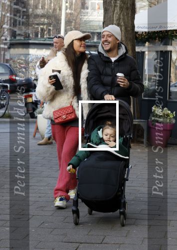 Amsterdam 22 december 2021
Lil Kleine en jaimie Vaes met hun zoon Lion op de cofnelis schuytstraat.