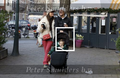 Amsterdam 22 december 2021
Lil Kleine en jaimie Vaes met hun zoon Lion op de cofnelis schuytstraat.