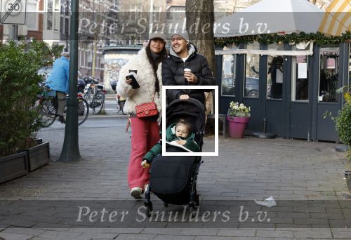 Amsterdam 22 december 2021
Lil Kleine en jaimie Vaes met hun zoon Lion op de cofnelis schuytstraat.