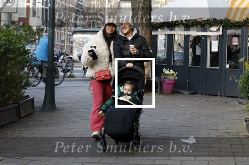 Amsterdam 22 december 2021
Lil Kleine en jaimie Vaes met hun zoon Lion op de cofnelis schuytstraat.
