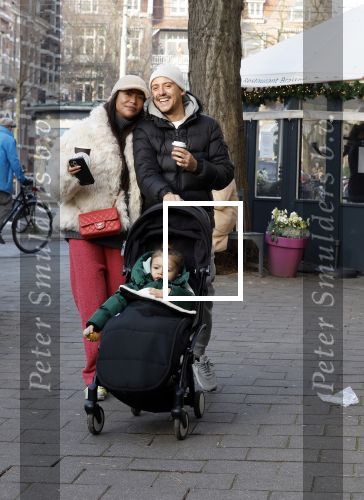 Amsterdam 22 december 2021
Lil Kleine en jaimie Vaes met hun zoon Lion op de cofnelis schuytstraat.