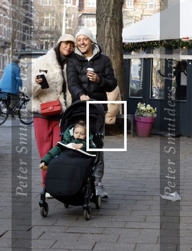 Amsterdam 22 december 2021
Lil Kleine en jaimie Vaes met hun zoon Lion op de cofnelis schuytstraat.