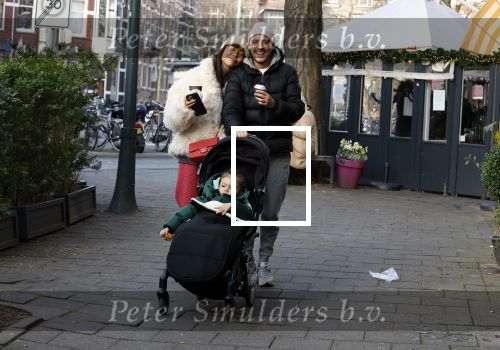 Amsterdam 22 december 2021
Lil Kleine en jaimie Vaes met hun zoon Lion op de cofnelis schuytstraat.