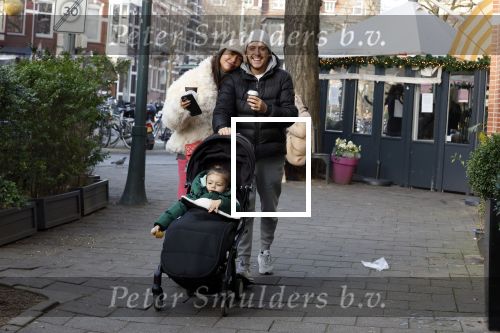 Amsterdam 22 december 2021
Lil Kleine en jaimie Vaes met hun zoon Lion op de cofnelis schuytstraat.