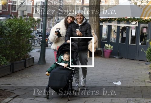 Amsterdam 22 december 2021
Lil Kleine en jaimie Vaes met hun zoon Lion op de cofnelis schuytstraat.