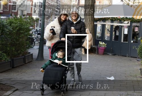 Amsterdam 22 december 2021
Lil Kleine en jaimie Vaes met hun zoon Lion op de cofnelis schuytstraat.