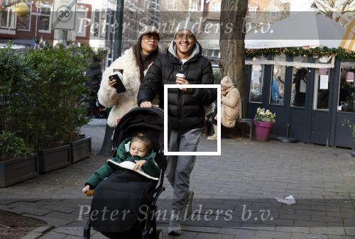 Amsterdam 22 december 2021
Lil Kleine en jaimie Vaes met hun zoon Lion op de cofnelis schuytstraat.