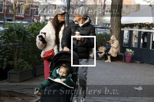 Amsterdam 22 december 2021
Lil Kleine en jaimie Vaes met hun zoon Lion op de cofnelis schuytstraat.
