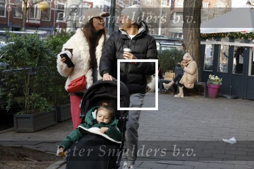Amsterdam 22 december 2021
Lil Kleine en jaimie Vaes met hun zoon Lion op de cofnelis schuytstraat.