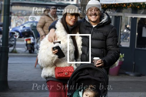 Amsterdam 22 december 2021
Lil Kleine en jaimie Vaes met hun zoon Lion op de cofnelis schuytstraat.