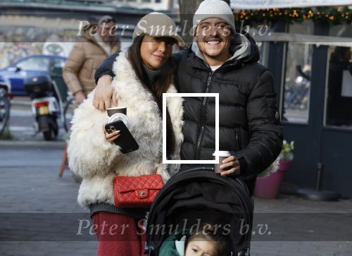 Amsterdam 22 december 2021
Lil Kleine en jaimie Vaes met hun zoon Lion op de cofnelis schuytstraat.