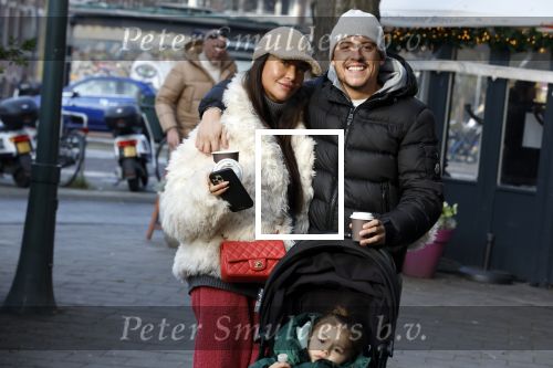 Amsterdam 22 december 2021
Lil Kleine en jaimie Vaes met hun zoon Lion op de cofnelis schuytstraat.