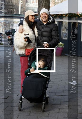 Amsterdam 22 december 2021
Lil Kleine en jaimie Vaes met hun zoon Lion op de cofnelis schuytstraat.