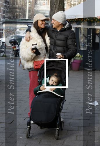 Amsterdam 22 december 2021
Lil Kleine en jaimie Vaes met hun zoon Lion op de cofnelis schuytstraat.