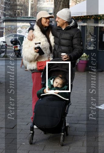 Amsterdam 22 december 2021
Lil Kleine en jaimie Vaes met hun zoon Lion op de cofnelis schuytstraat.