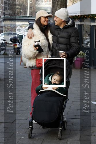 Amsterdam 22 december 2021
Lil Kleine en jaimie Vaes met hun zoon Lion op de cofnelis schuytstraat.
