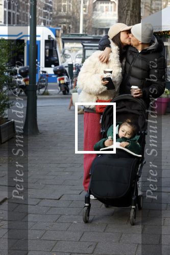 Amsterdam 22 december 2021
Lil Kleine en jaimie Vaes met hun zoon Lion op de cofnelis schuytstraat.