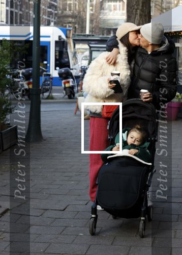 Amsterdam 22 december 2021
Lil Kleine en jaimie Vaes met hun zoon Lion op de cofnelis schuytstraat.